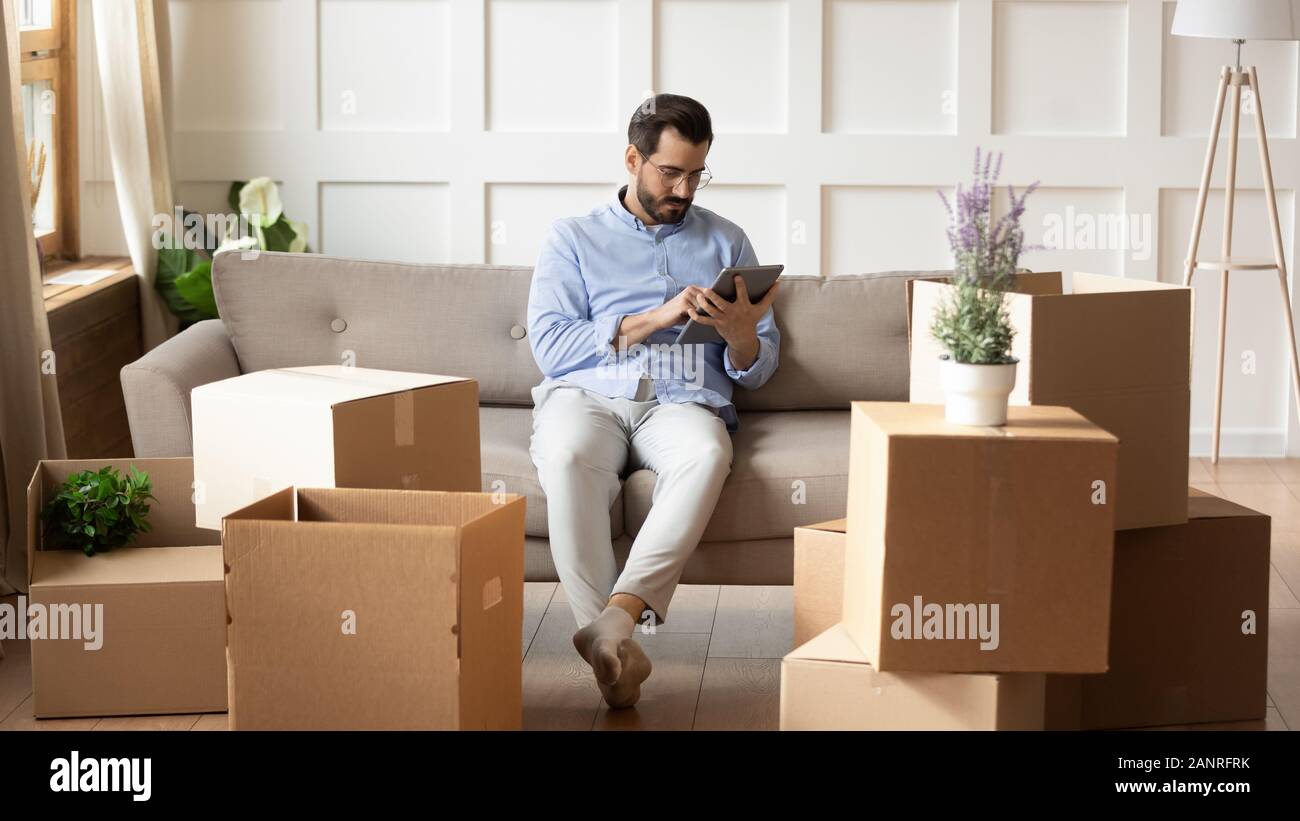 Using gadget young man hi-res stock photography and images - Alamy