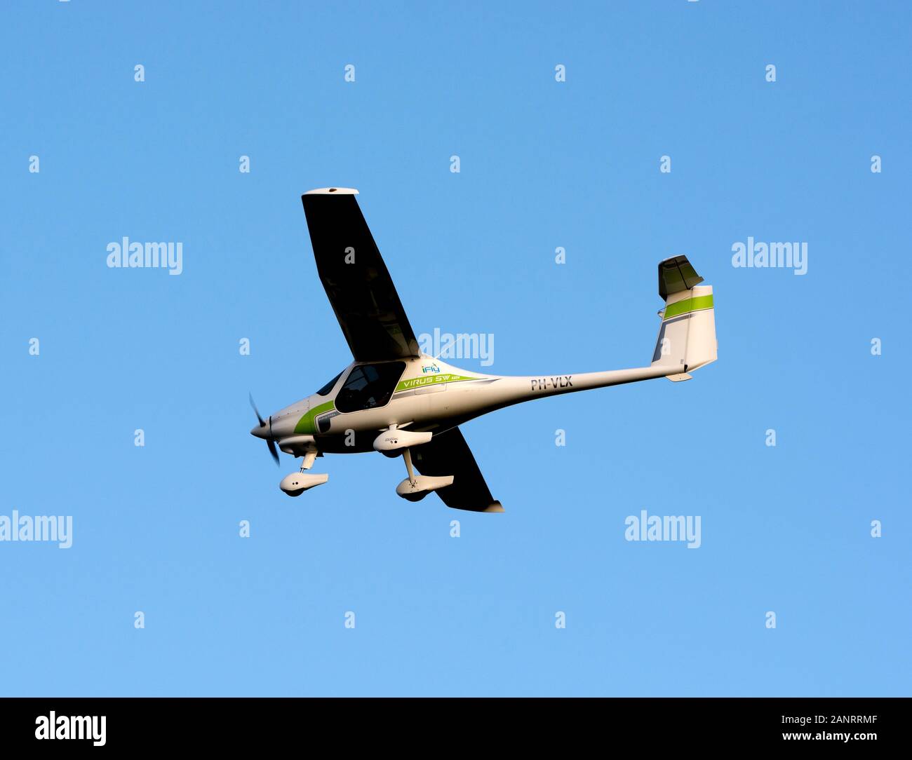 Pipistrel Virus SW 121 landing at Wellesbourne Airfield, Warwickshire ...