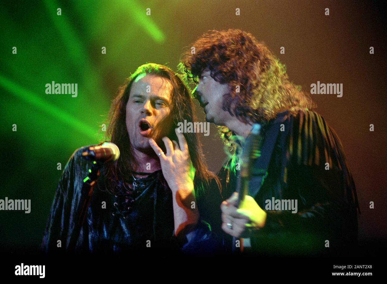 Milano italy 28/10/1995 Live concert of Ritchie Blackmore's Rainbow at the Palalido :Doogie White and Ritchie Blackmore Stock Photo