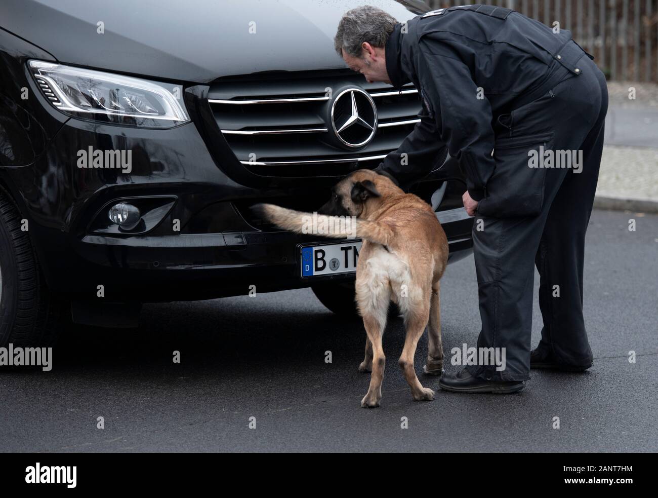 Berlin, Germany. 19th Jan, 2020. A police tracker dog is working on a car at a checkpoint. At the invitation of the German government, representatives of the Libyan parties to the conflict, Russia, the USA, France and Turkey met in Berlin to enforce the existing UN arms embargo and work towards a lasting ceasefire. Credit: Paul Zinken/dpa/Alamy Live News Stock Photo