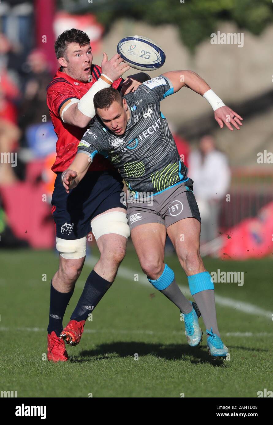 Munster's Peter O'Mahony (left) and Ospreys' Hanno Dirksen during the Heineken Champions Cup, pool four match at Thomond Park, Limerick. Stock Photo