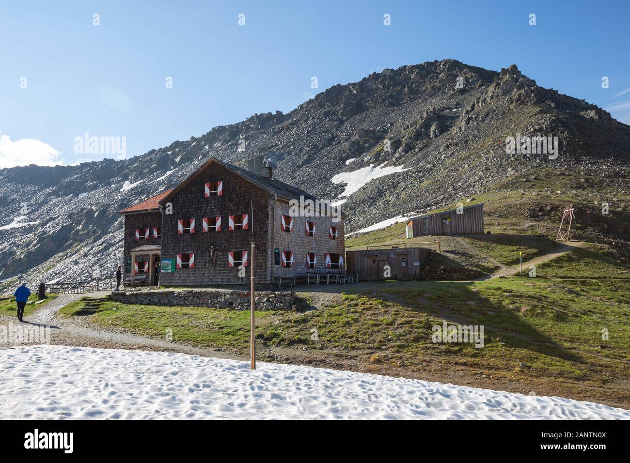 Glorer Hütte alpine refuge, Bergertörl, behind Kastenegg (Kasteneck) mountain, Austrian Alps. Europe. Stock Photo