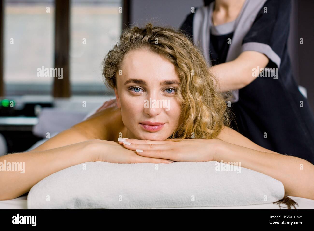 Woman back massage looking at camera hires stock photography and images Alamy