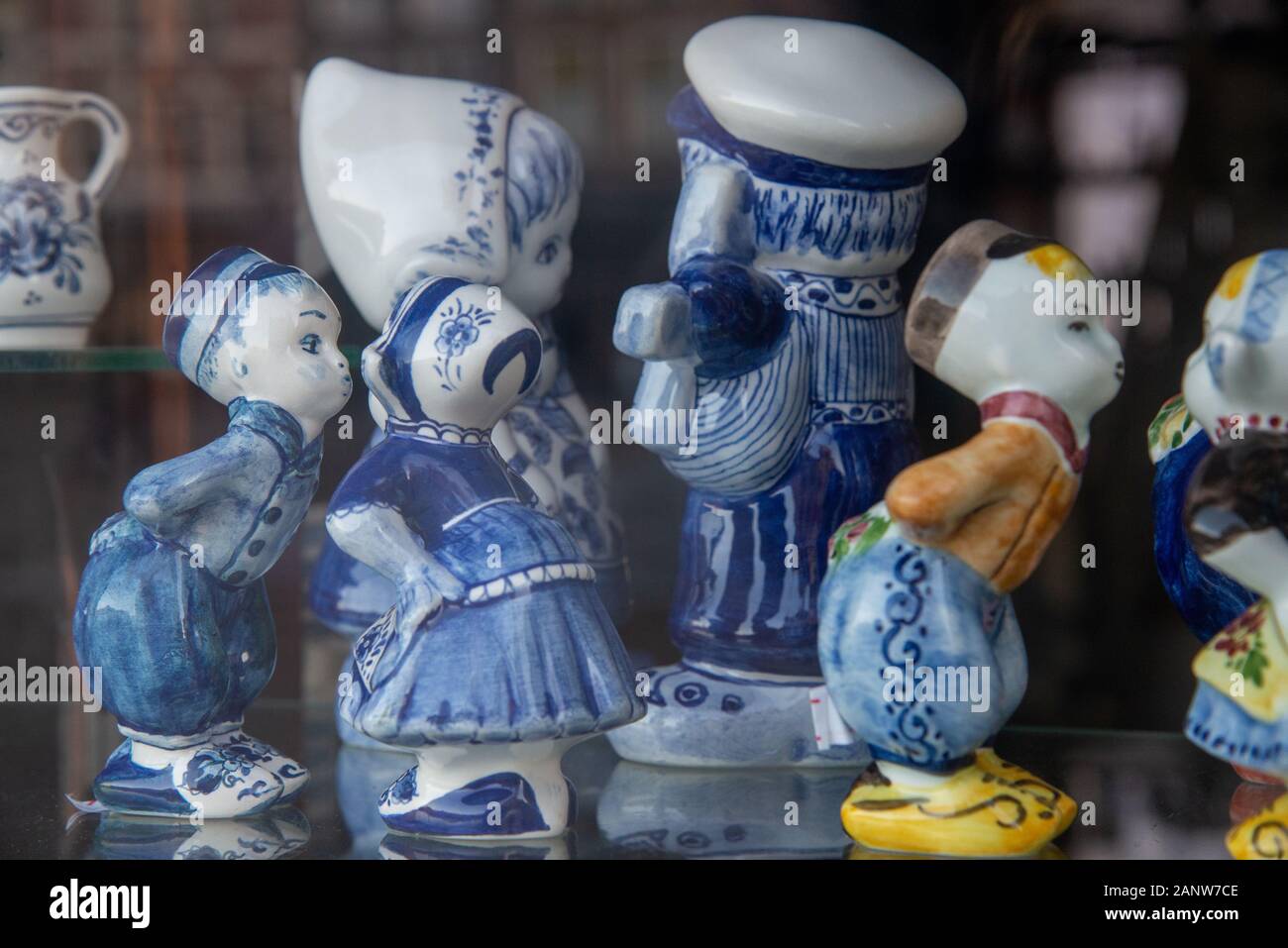 Blue delft pattern hi-res stock photography and images - Alamy