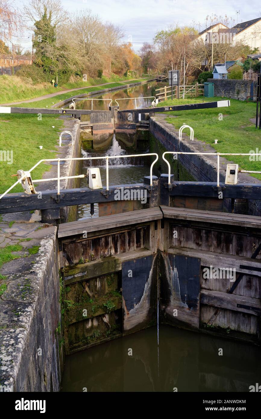 Top Lock of Caen Hill Locks on the Kennet & Avon Canal, Devizes, Wiltshire  Viewed from Devizes Town Bridge, Northgate Street Stock Photo