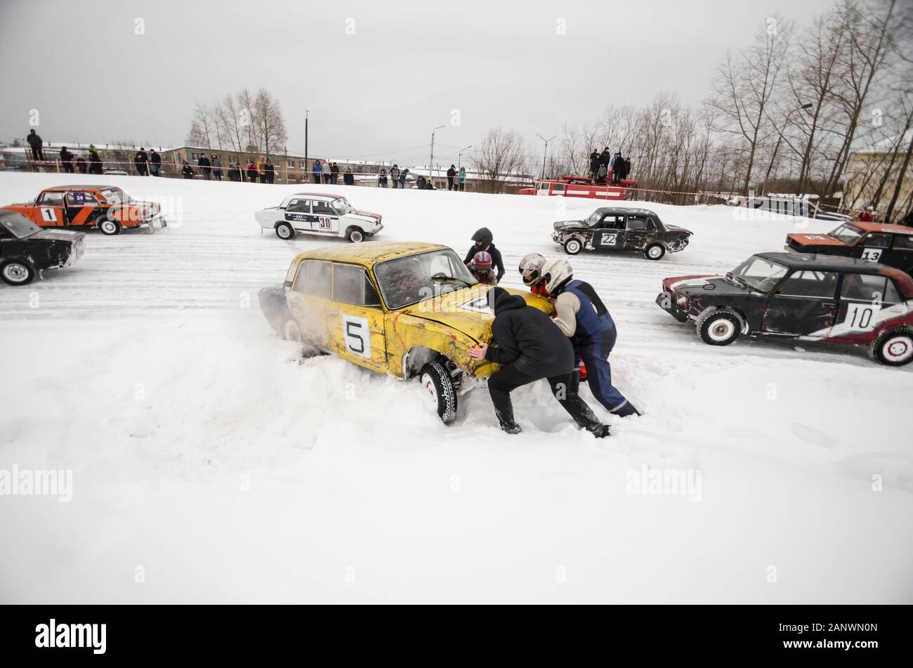 January 2020 - Novodvinsk. Pushing a car out of the snow. Crash. Help on the road. Russian racing cars. Russia, Arkhangelsk region Stock Photo