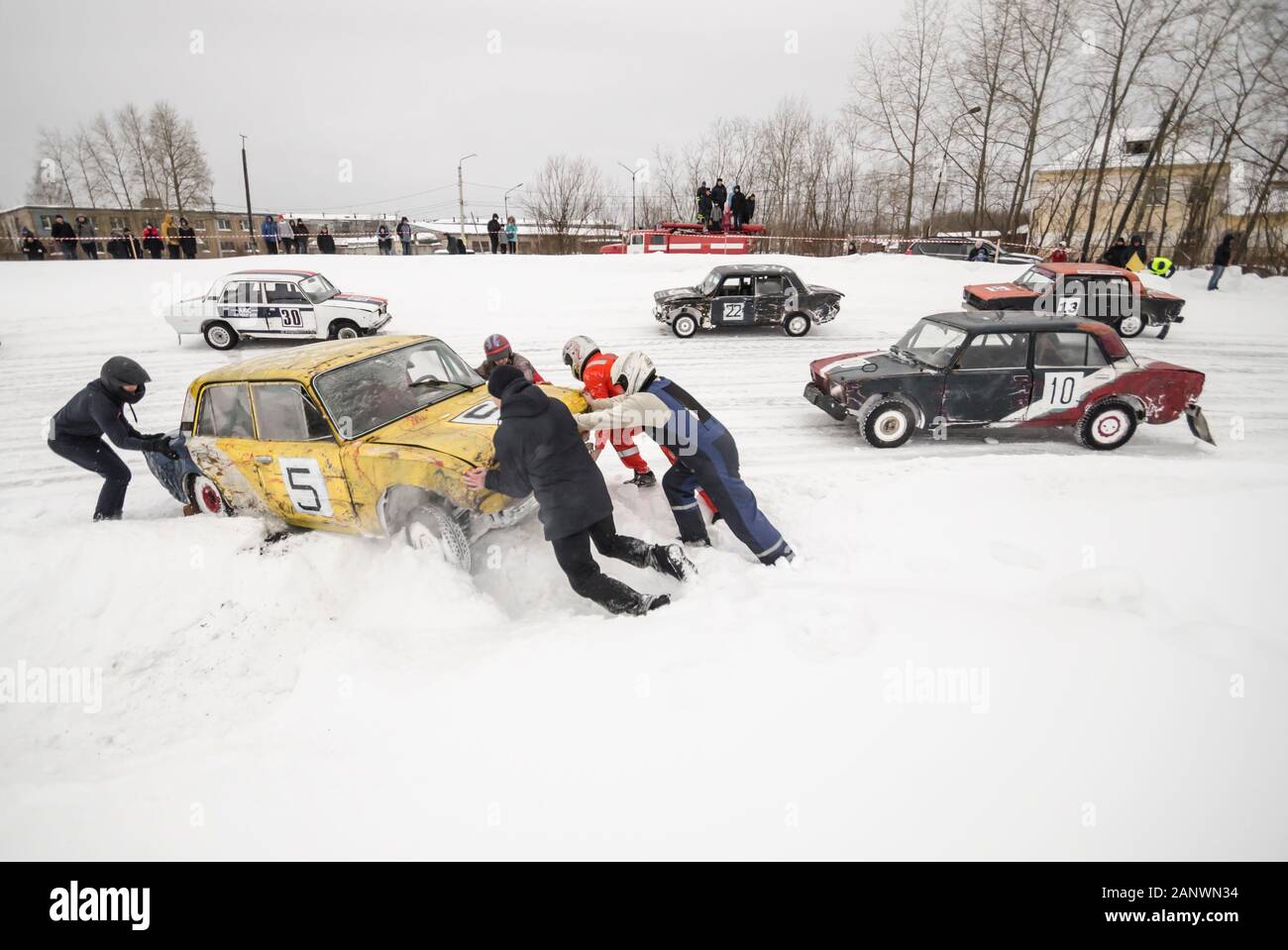 January 2020 - Novodvinsk. Pushing a car out of the snow. Crash. Help on the road. Russian racing cars. Russia, Arkhangelsk region Stock Photo