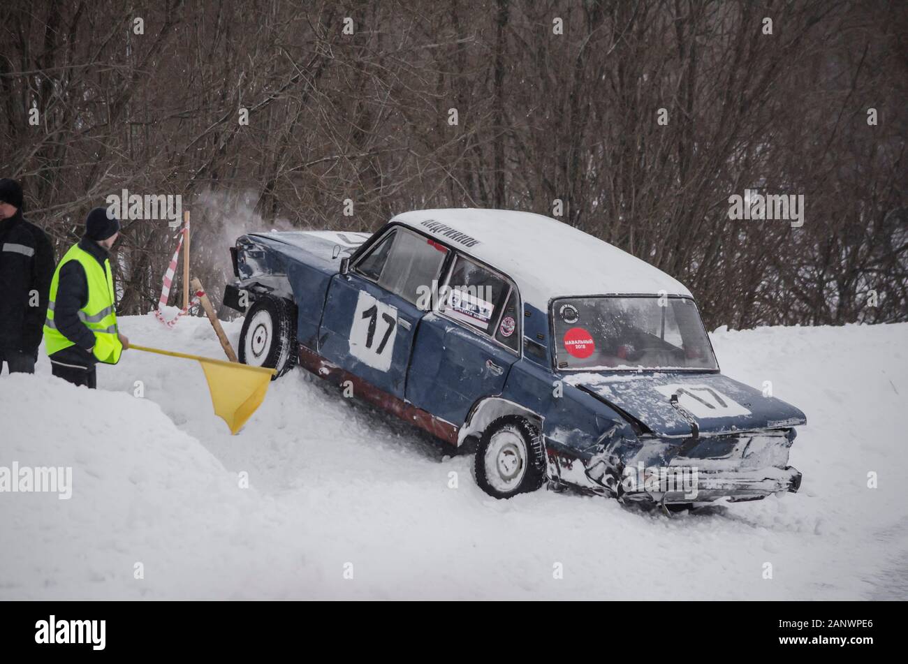 January 2020 - Novodvinsk. Pushing a car out of the snow. Crash. Help on the road. Russian racing cars. Russia, Arkhangelsk region Stock Photo