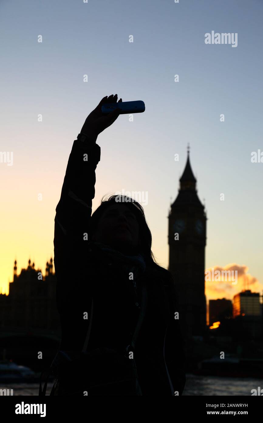 Silhouette Of Girl Taking Selfie With Big Ben In Background At Sunset South Bank London England Focus On Girl 2ANWRYH 
