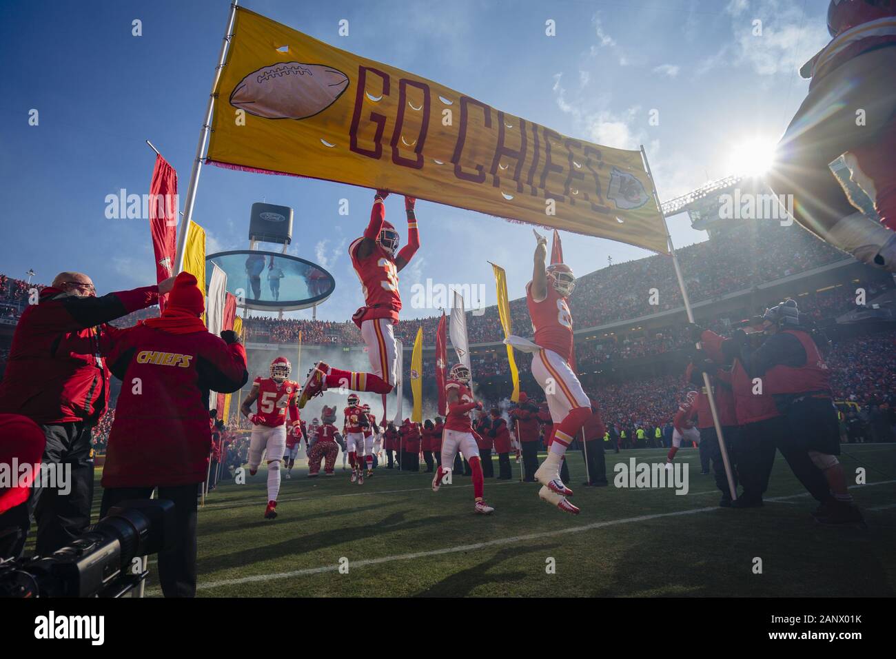 Kansas City Chiefs strong safety Tyrann Mathieu #32 warms up prior