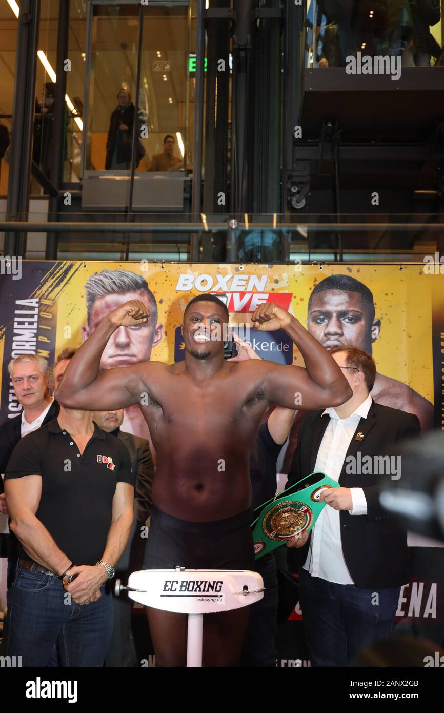 IBO und WBC Boxen Offizielles Wiegen in der Europa Passage in Hamburg ...