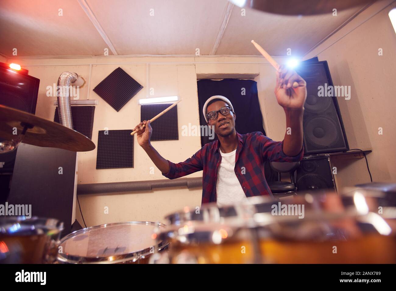 African american woman drums hi-res stock photography and images - Alamy