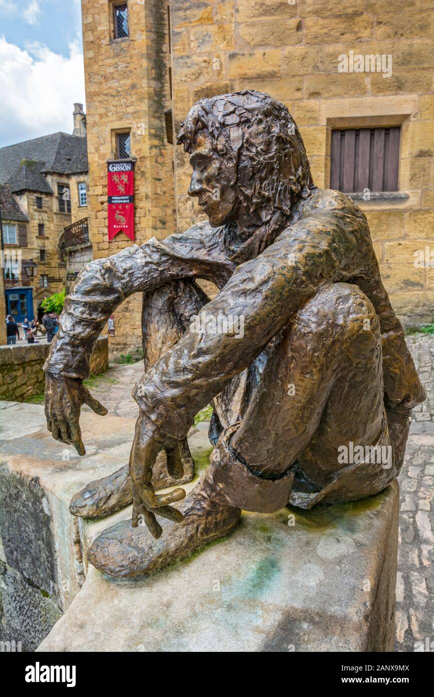 France, Dordogne, Sarlat-la-Caneda, Rue Magnanat, Le Badaud 'The Onlooker' statue of Gerard Badaud by sculptor Gerard Auliac Stock Photo