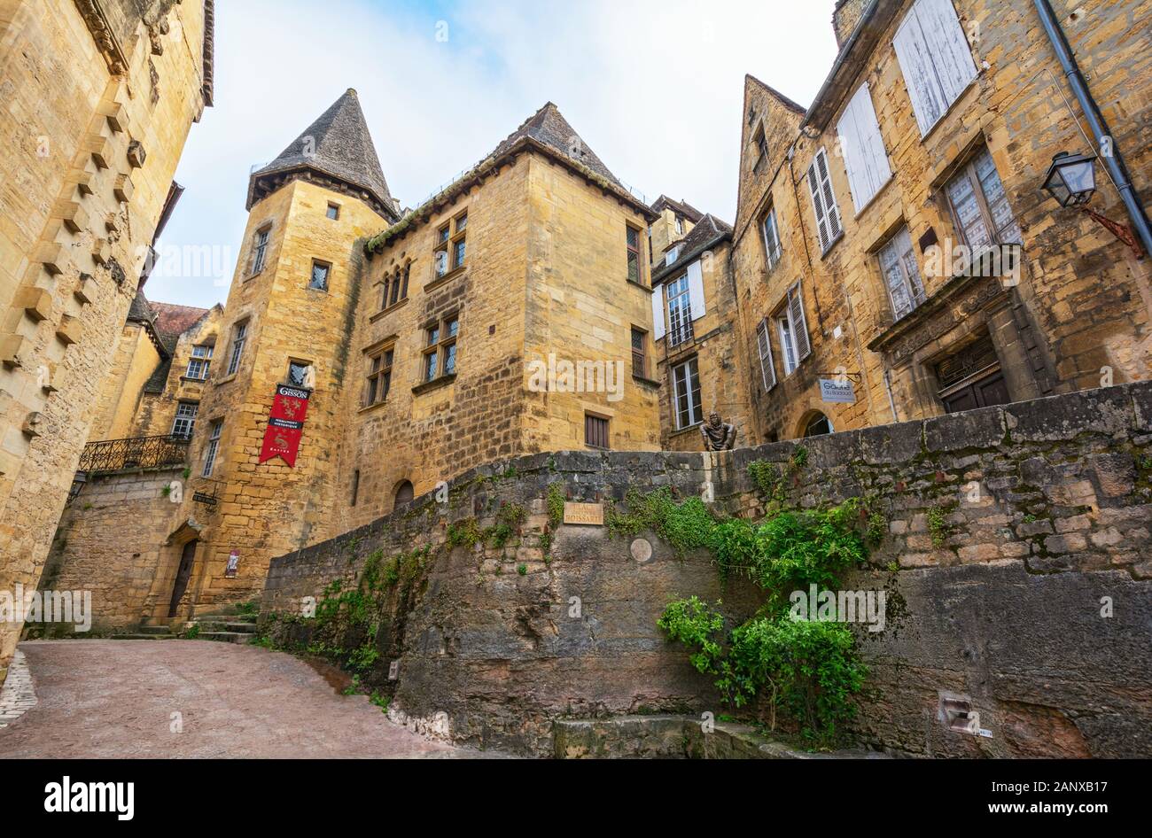 France, Dordogne, Sarlat-la-Caneda, Place J. Boissarie,  Le Badaud 'The Onlooker' statue of Gerard Badaud by sculptor Gerard Auliac, Manoir de Gisson Stock Photo