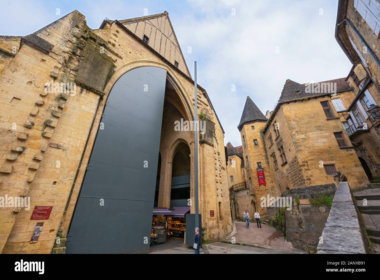 France, Dordogne, Sarlat-la-Caneda, Place J. Boissarie,  Sainte-Marie church 14C, now a covered market, sculpture Le Badaud 'The Onlooker,' Manoir de Stock Photo