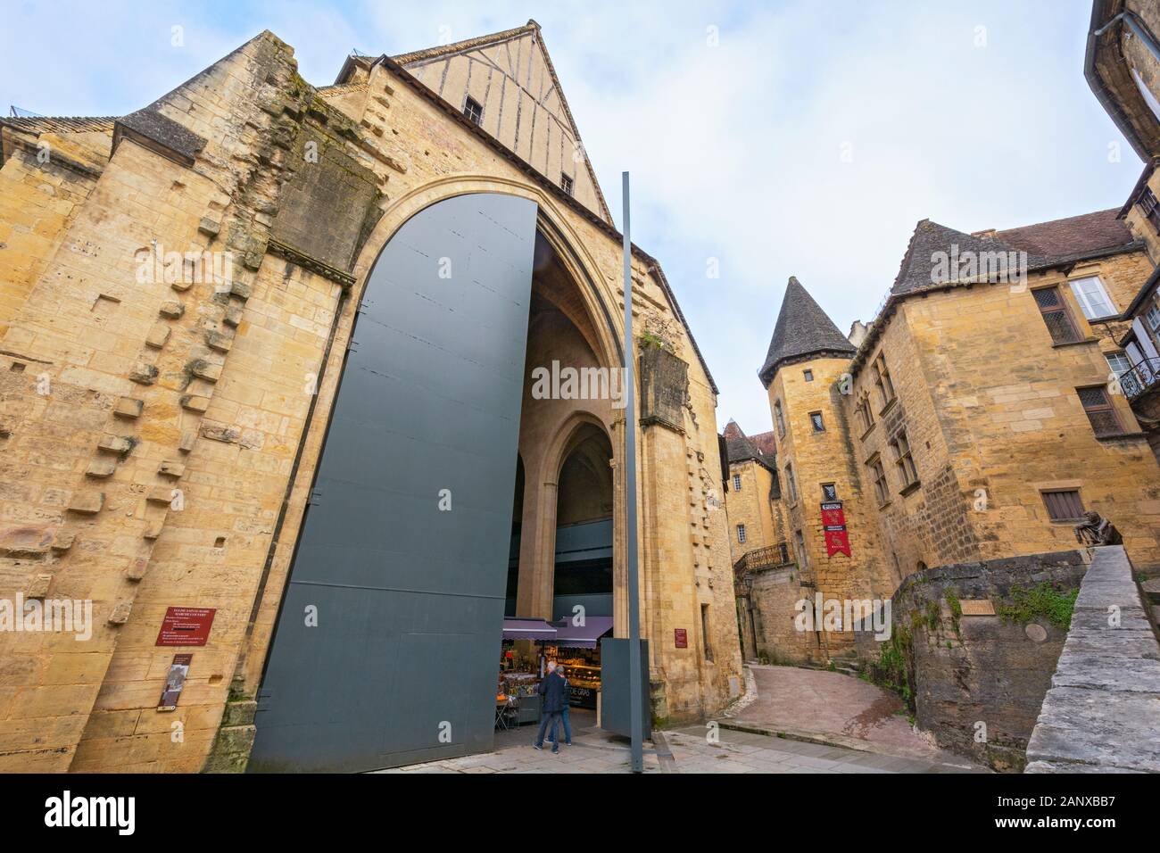 France, Dordogne, Sarlat-la-Caneda, Place J. Boissarie,  Sainte-Marie church 14C, now a covered market, sculpture Le Badaud 'The Onlooker,' Stock Photo