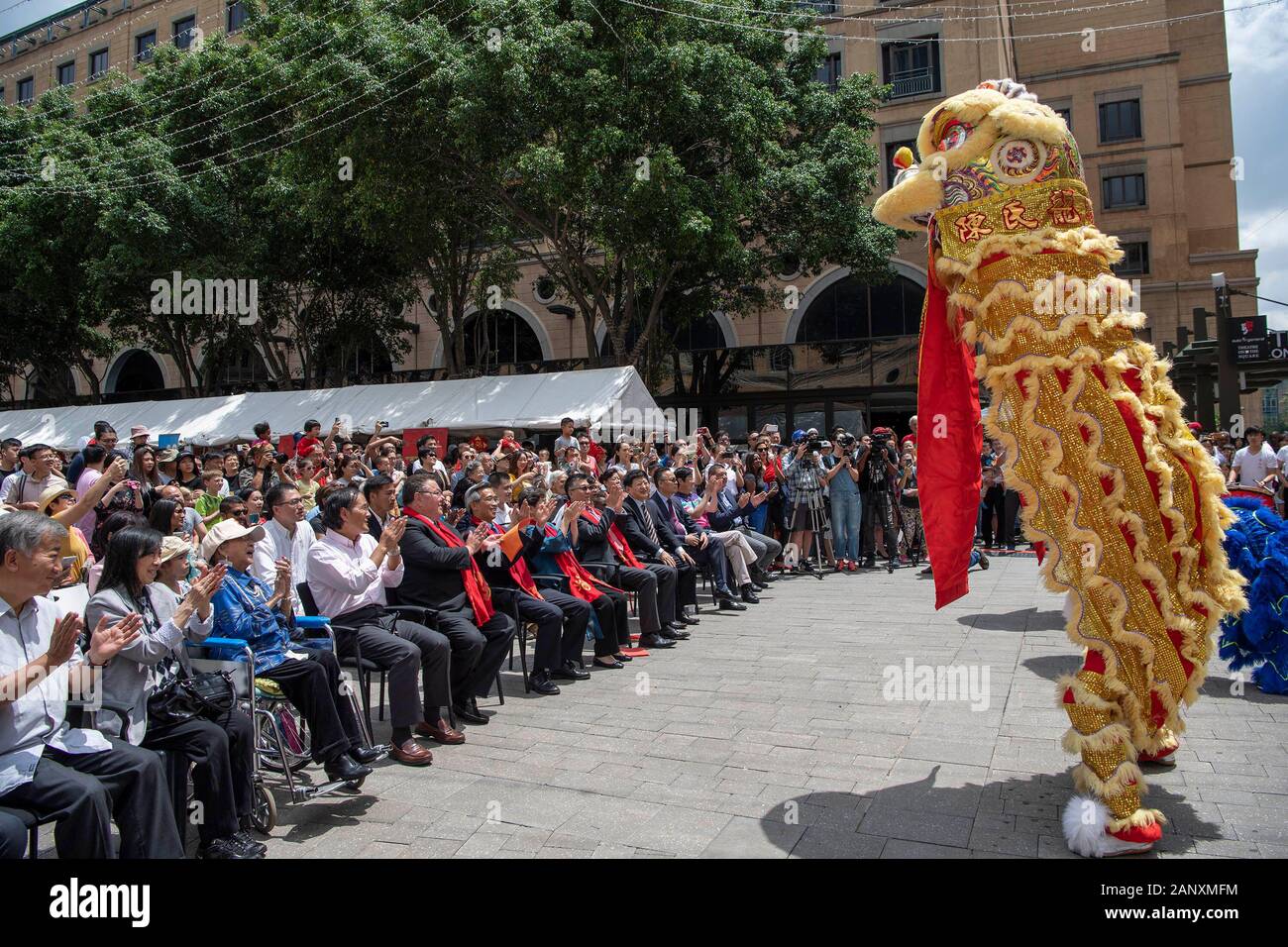 Johannesburg, South Africa. 19th Jan, 2020. The audience applaud for the lion dance during celebrations for the upcoming Chinese Lunar New Year in Johannesburg, South Africa, Jan. 19, 2020. Hundreds of Chinese and South Africans of all ages from different backgrounds gathered together at Nelson Mandela Square in Johannesburg on Sunday to celebrate Chinese Lunar New Year. A number of performers based both in China and South Africa entertained the attendees with music and dance. Credit: Chen Cheng/Xinhua/Alamy Live News Stock Photo