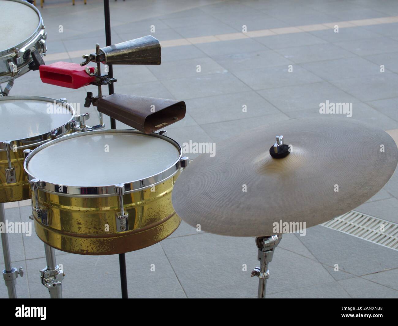 Crash cymbals hi-res stock photography and images - Alamy