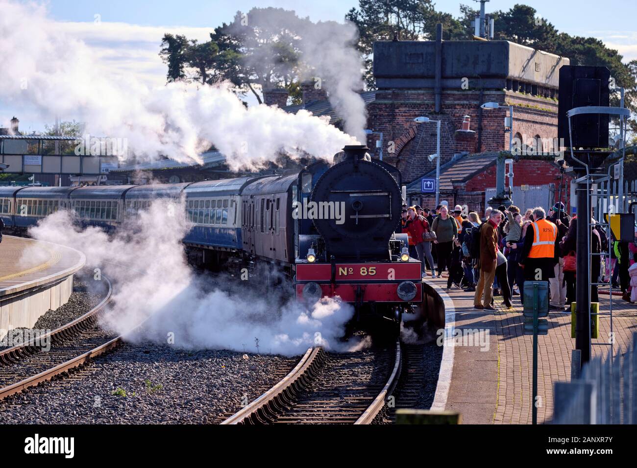 NO 85 Merlin Steam train at Platform in Drogheda station, with crowd waiting to board Stock Photo