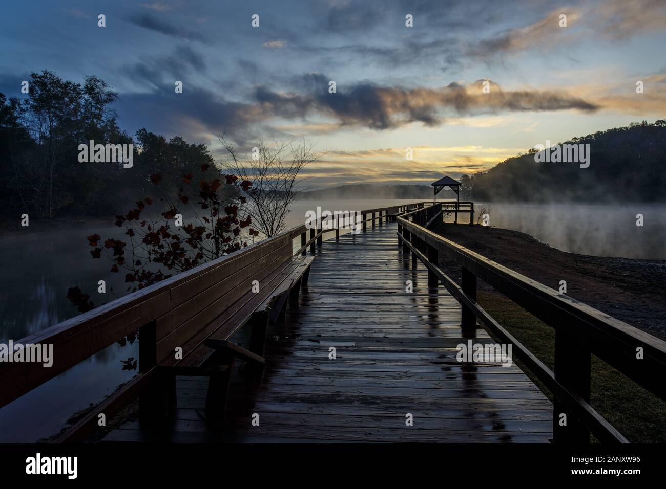 Sunrise, Lake Sidney Lanier. Autumn sunrise viewed from the pier at War Hill Park. War Hill Park is a large park on the north end of Lake Lanier in Da Stock Photo