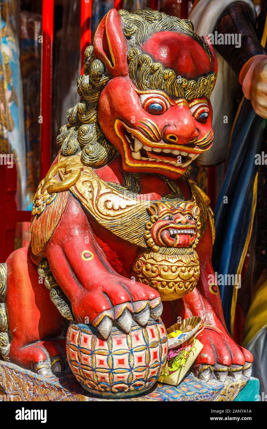 Buddhist dragon temple statue hi-res stock photography and images - Alamy
