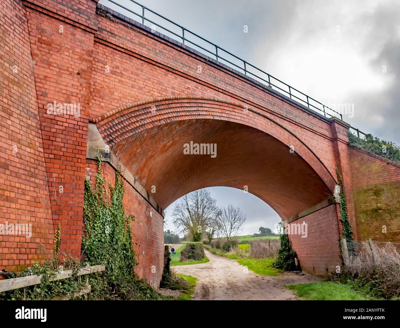 Brick railway bridge hires stock photography and images Alamy