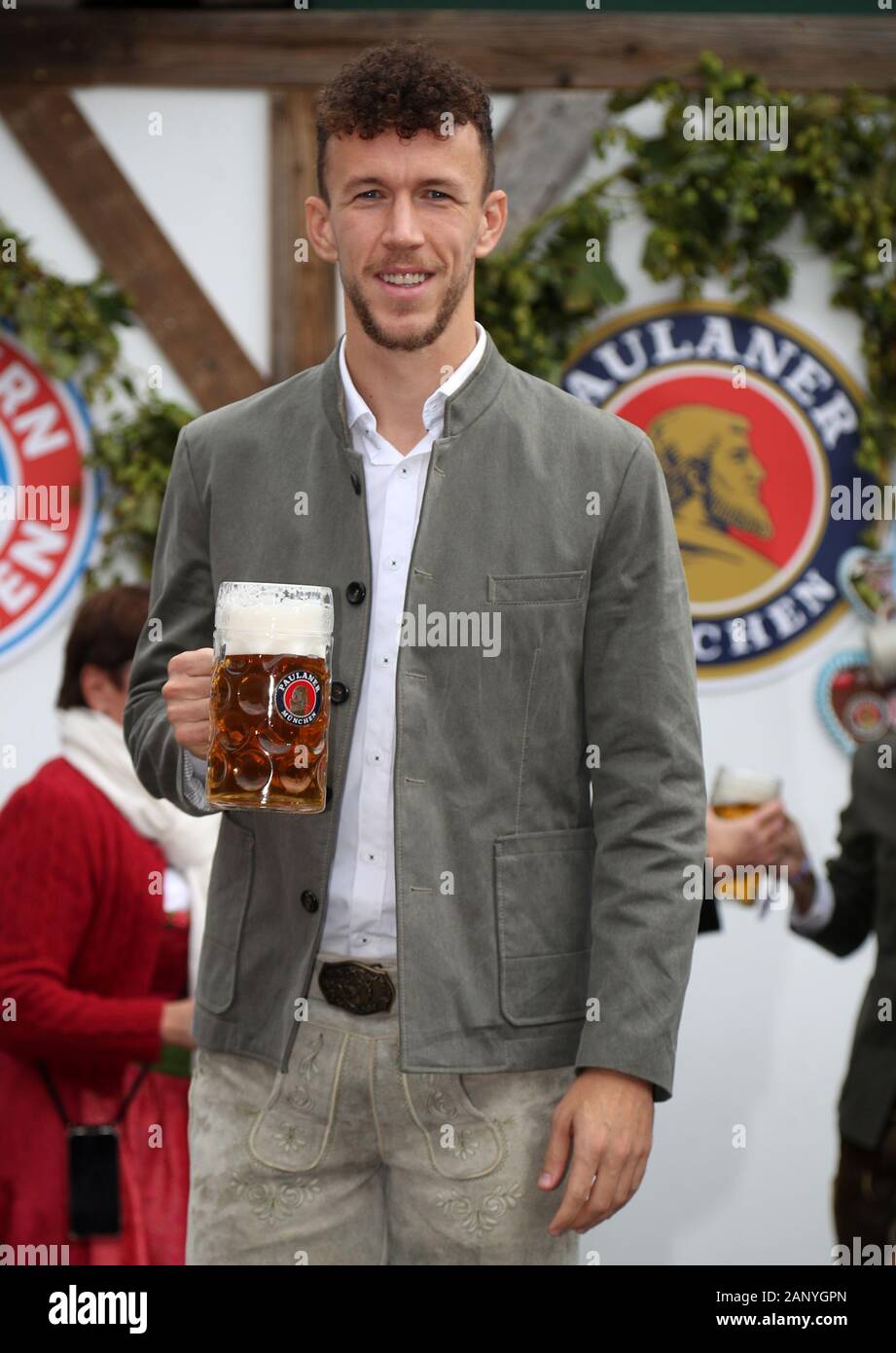 Ivan Perisic Fc Bayern Munich With A Beer Football Fc Bayern Munich Traditional Oktoberfest Visit To The Kaefer Schenke On October 6th 2019 In Muenchen Germany Usage Worldwide Stock Photo Alamy