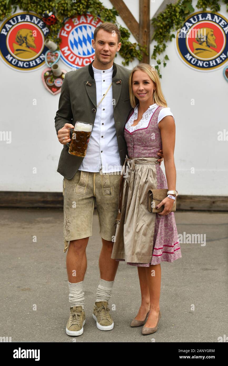 Manuel NEUER (goalwart FC Bayern Munich) with wife Nina, with mass beer in Bavarian costume, lederhosen. Dirndl . Football FC Bayern Munich, traditional Oktoberfest visit to the Kaefer Schenke, on October 6th, 2019 in Muenchen/Germany. | usage worldwide Stock Photo