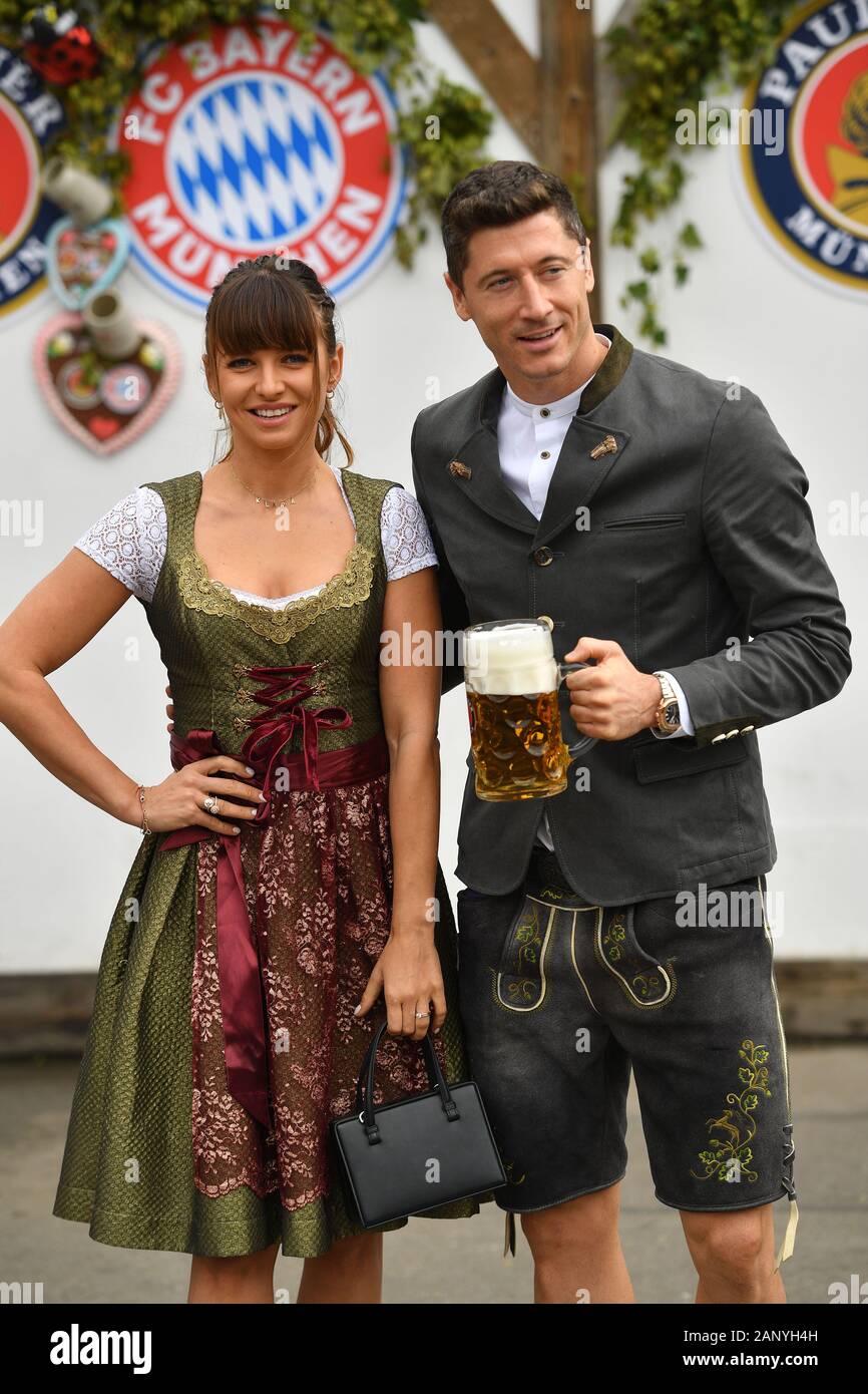 Robert LEWANDOWSKI (FC Bayern Munich) with wife Anna Lewandowska. with Mass  beer in Bavarian costume, lederhosen. Dirndl . Football FC Bayern Munich,  traditional Oktoberfest visit to the Kaefer Schenke, on October 6th,