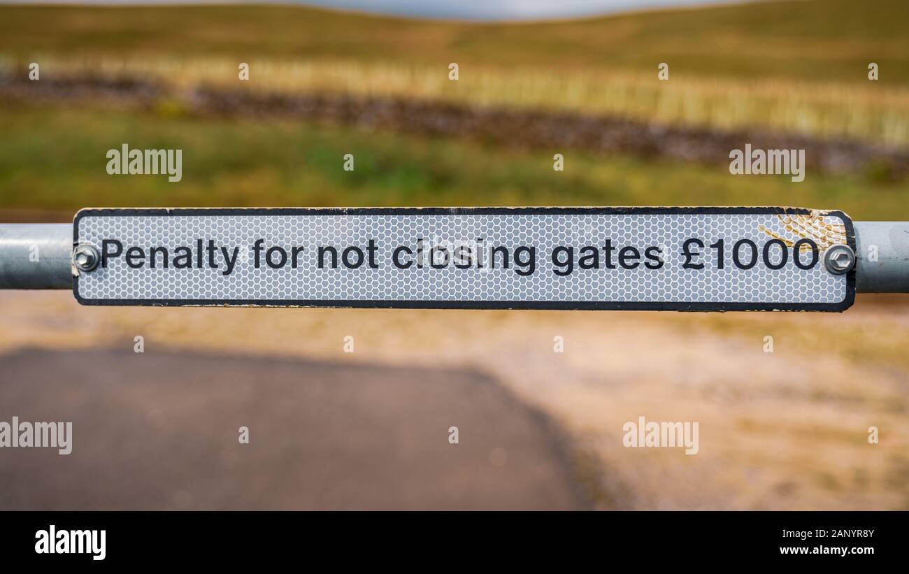 Sign: Penalty for not closing gates 1000 Pounds, seen on the B6259 road between Garsdale Head and Aisgill, Cumbria, England, UK Stock Photo