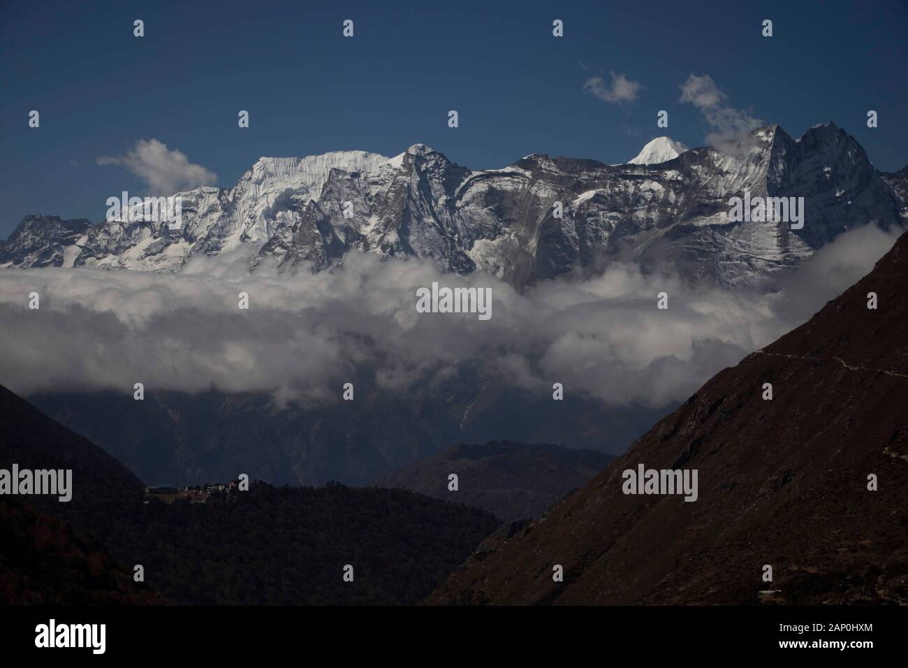 Everest himalayan range hi-res stock photography and images - Alamy