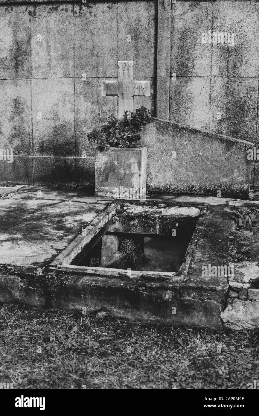 Art of the empty tomb Black and White Stock Photos & Images Alamy