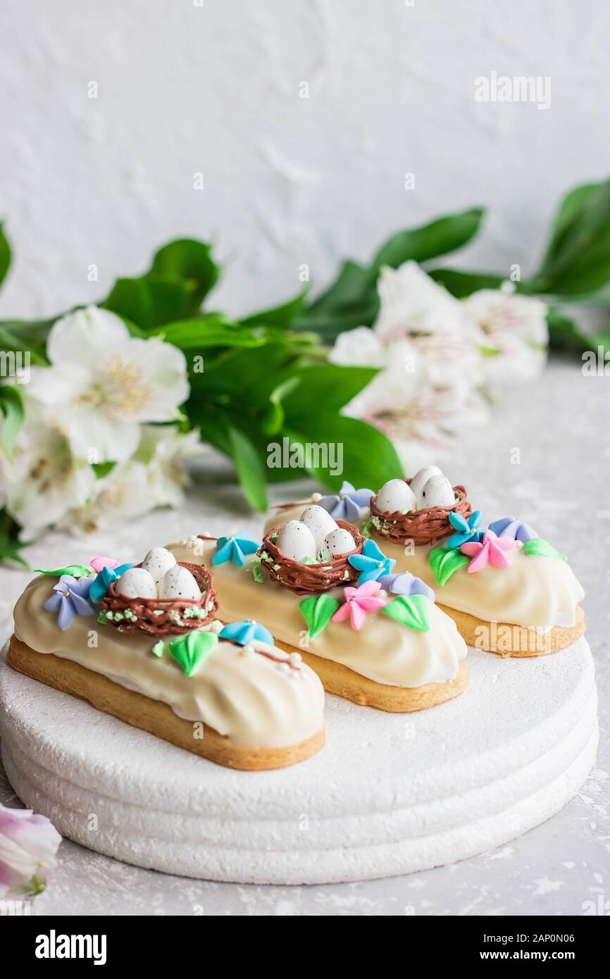 Chocolate icing marshmallows on shortcrust pastry with easter decoration. Dessert on the festive table Stock Photo
