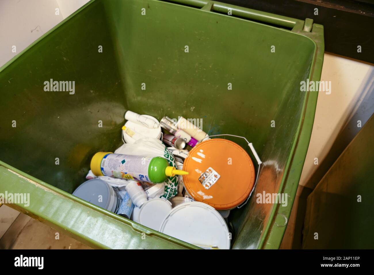 How should lead-containing wastes from RRP renovations be handled and ... - Versatile Apartment Renovation Hazardous Waste