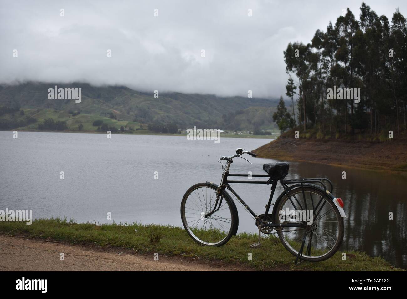 Paseo en bicicleta en el lago Corani Stock Photo