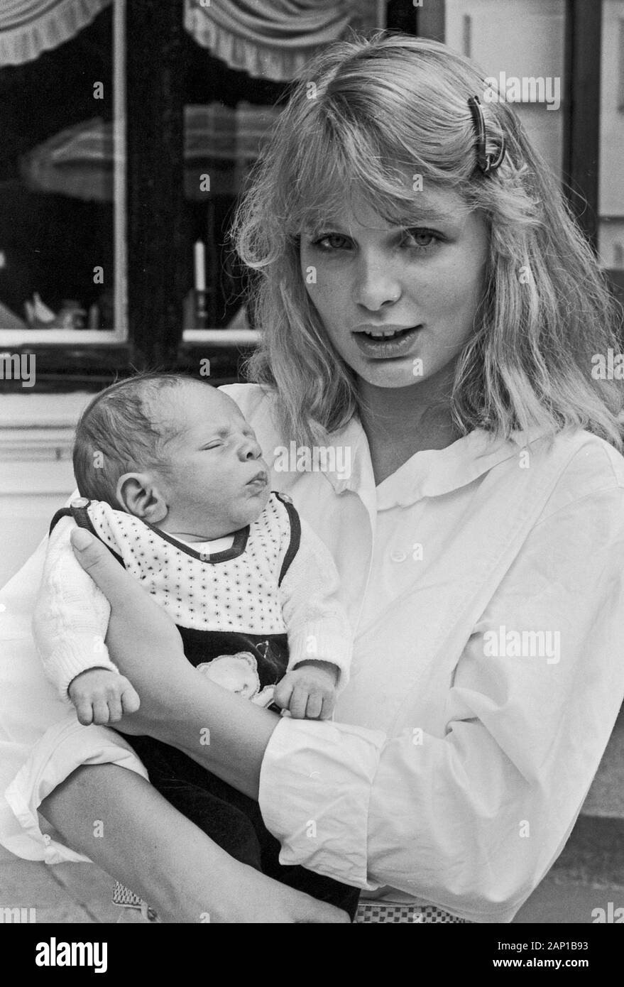 Corinna Drews Ehefrau Von Schlagersanger Jurgen Drews Mit Baby Fabian Deutschland Um 1981 Corinna Drews Wife Of German Schlager Singer Juergen Drews With Baby Son Fabian Germany Around 1981 Stock Photo Alamy