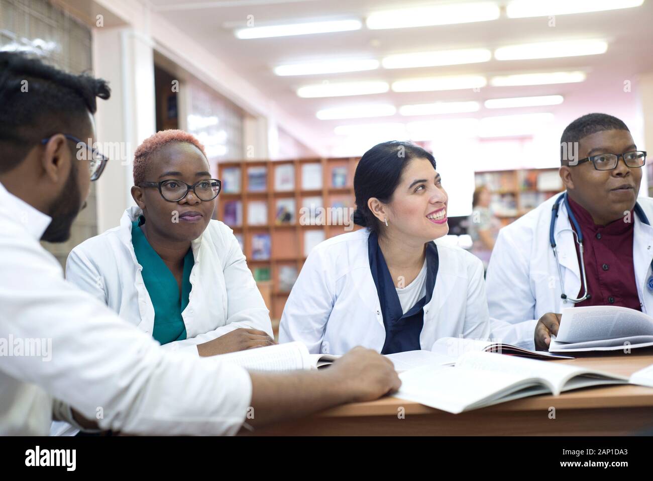 Women wearing white coats hi-res stock photography and images - Alamy
