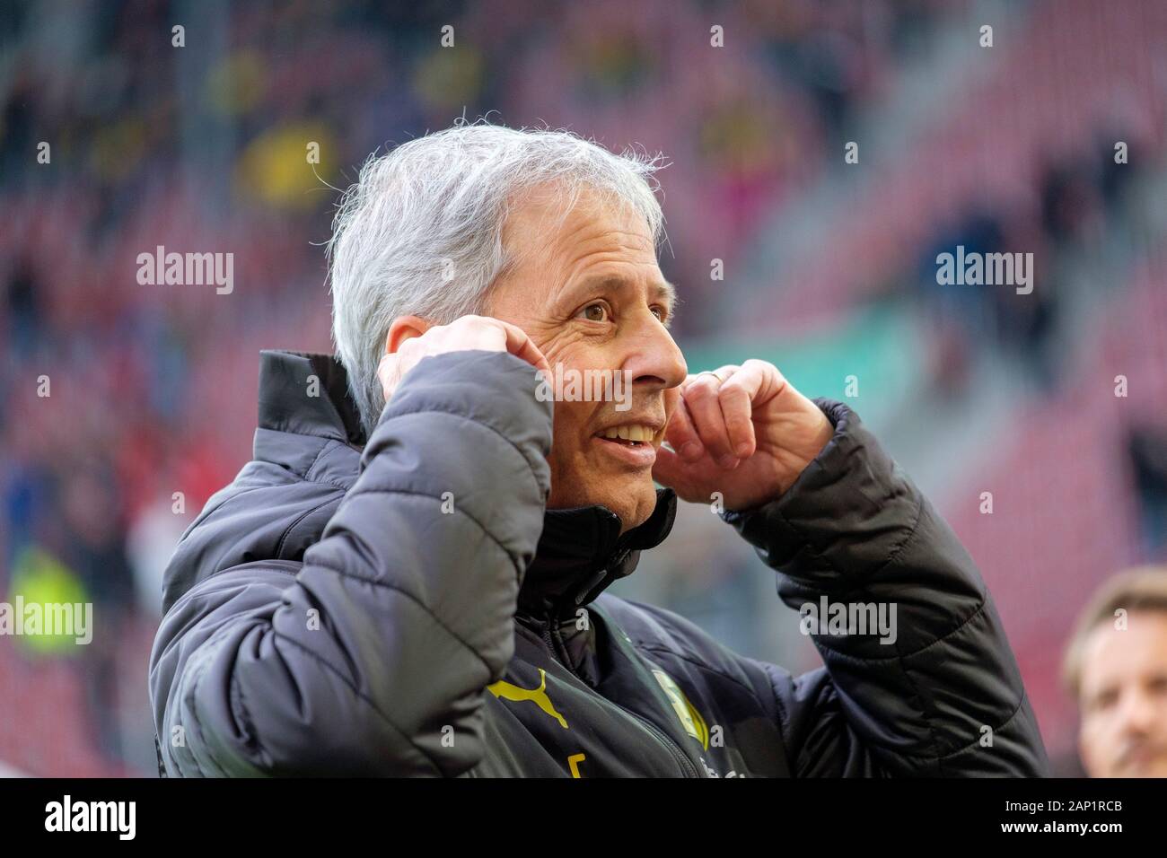 Dortmund coach Lucien FAVRE (DO). Soccer, FC Augsburg (A) - Borussia Dortmund (DO) 3: 5, Bundesliga, 18th matchday, season 2019/2020, on January 18, 2020 in Augsburg/WWKARENA/Germany. Editor's note: DFL regulations prohibit any use of photographs as image sequences and/or quasi-video. ¬ | usage worldwide Stock Photo