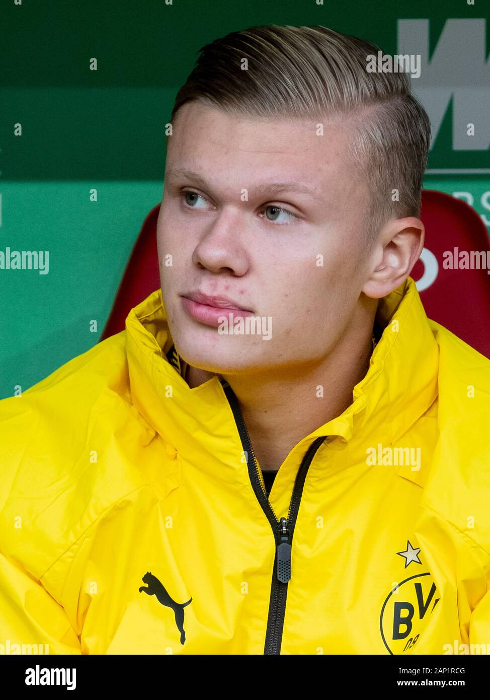 Erling HAALAND (# 17, DO) on substitute bench. Soccer, FC Augsburg (A) - Borussia Dortmund (DO) 3: 5, Bundesliga, 18th matchday, season 2019/2020, on January 18, 2020 in Augsburg/WWKARENA/Germany. Editor's note: DFL regulations prohibit any use of photographs as image sequences and/or quasi-video. ¬ | usage worldwide Stock Photo