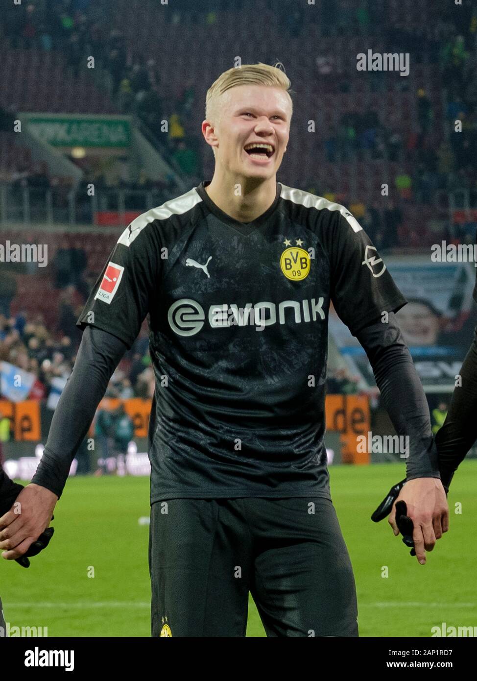 Erling HAALAND (# 17, DO). Soccer, FC Augsburg (A) - Borussia Dortmund (DO) 3: 5, Bundesliga, 18th matchday, season 2019/2020, on January 18, 2020 in Augsburg/WWKARENA/Germany. Editor's note: DFL regulations prohibit any use of photographs as image sequences and/or quasi-video. ¬ | usage worldwide Stock Photo