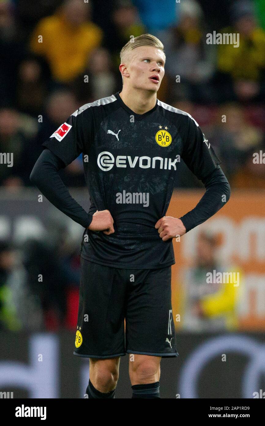 Erling HAALAND (# 17, DO). Soccer, FC Augsburg (A) - Borussia Dortmund (DO) 3: 5, Bundesliga, 18th matchday, season 2019/2020, on January 18, 2020 in Augsburg/WWKARENA/Germany. Editor's note: DFL regulations prohibit any use of photographs as image sequences and/or quasi-video. ¬ | usage worldwide Stock Photo