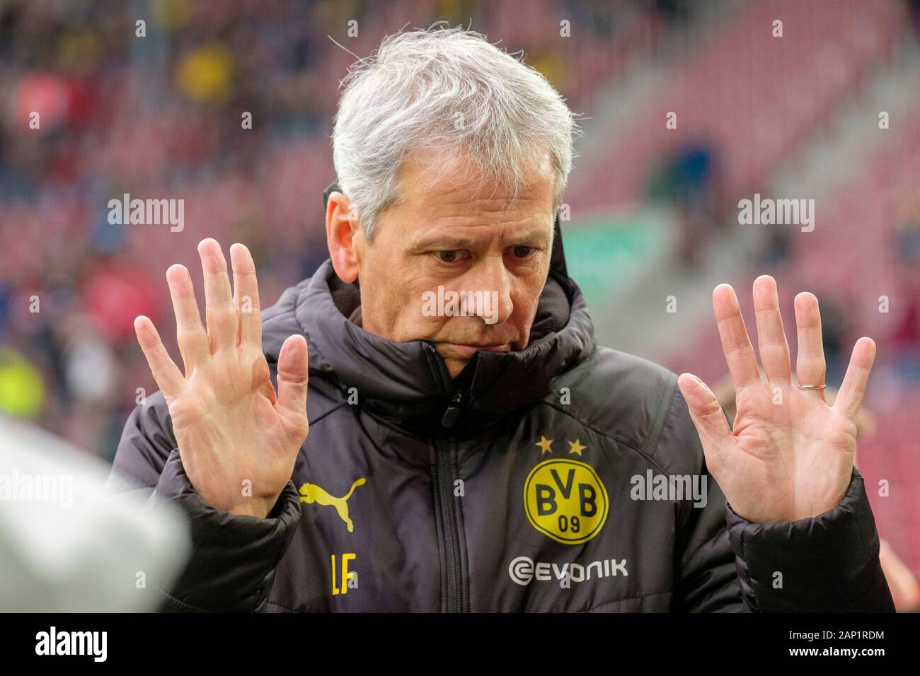 Dortmund coach Lucien FAVRE (DO). Soccer, FC Augsburg (A) - Borussia Dortmund (DO) 3: 5, Bundesliga, 18th matchday, season 2019/2020, on January 18, 2020 in Augsburg/WWKARENA/Germany. Editor's note: DFL regulations prohibit any use of photographs as image sequences and/or quasi-video. ¬ | usage worldwide Stock Photo