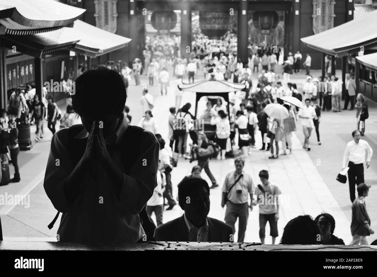Prying Up People prying in Asakusa Stock Photo - Alamy