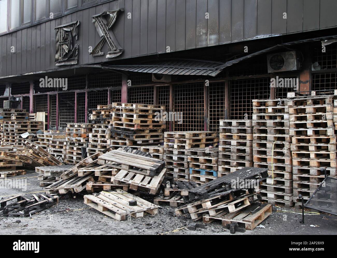 Burning pallets hires stock photography and images Alamy