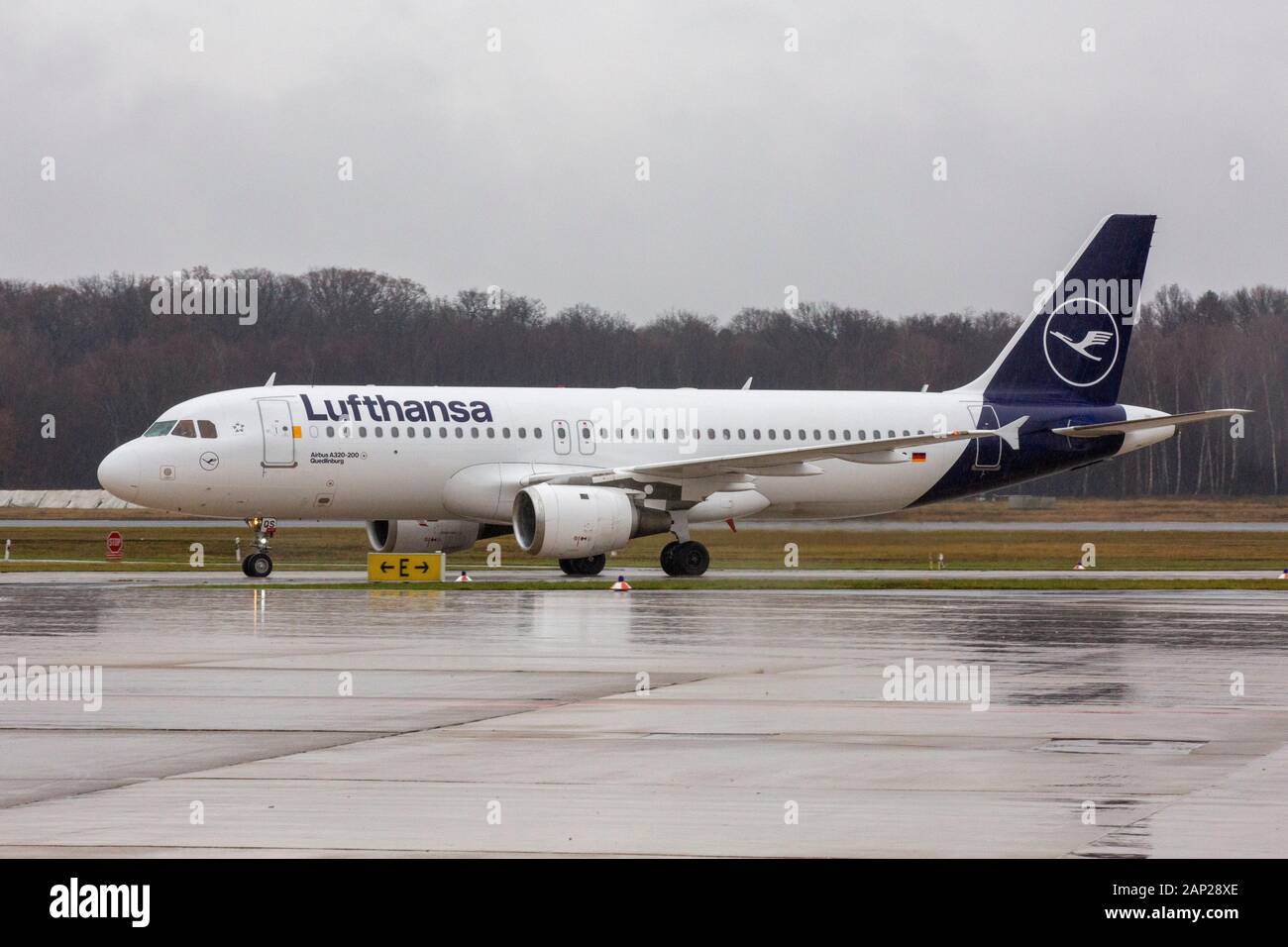 Lufthansa Airbus A320-211 (D-AIQS) beim Presse-Fototermin zum Winter-Fuhrpark des Flughafens Köln Bonn Airport. Köln, 11.12.2019 Stock Photo