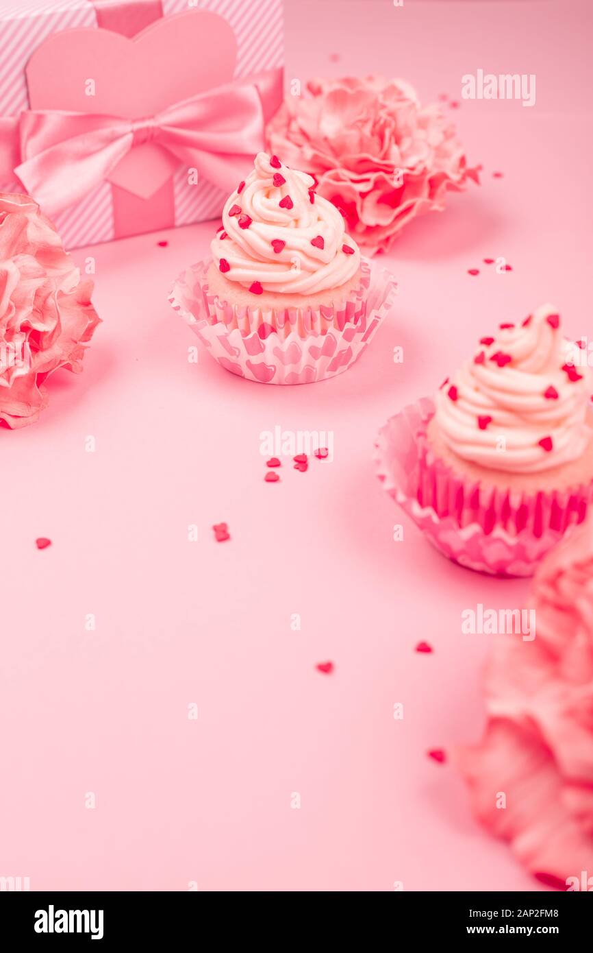 Bánh Valentine sẽ là món quà lãng mạn và ngọt ngào cho người yêu của bạn. Hãy xem hình ảnh bánh cupcake này, chắc chắn bạn sẽ muốn đặt mua và tặng cho người mình yêu thương.