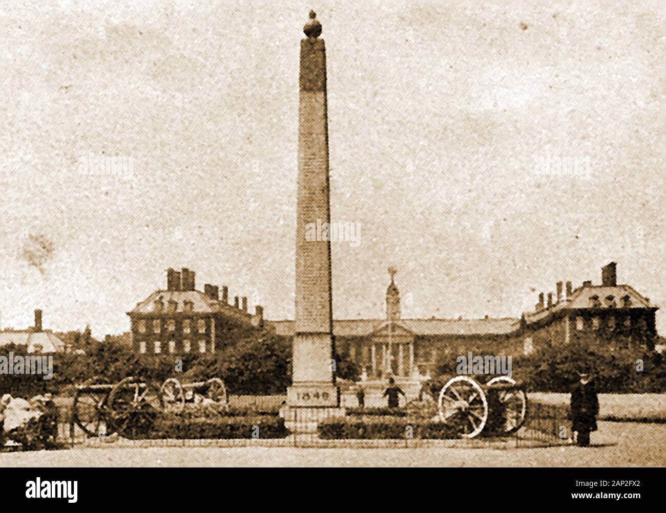 Royal Chelsea Hospital, London, UK (Home of the Chelsea Pensioners) as it was in 1921. Exterior photograph showing the Chillianwalla monument (obelisk) commemorating those who died in battle at Chillianwalla on  13 January 1849 (24th regiment of foot). It was founded as a military  almshouse by King Charles 2nd Stock Photo
