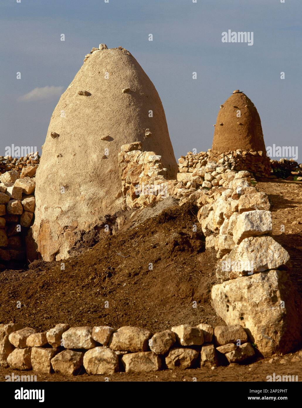 Syrian Arab Republic. Rueiha. Dead Cities. From Roman Empire to Byzantine Christianity, 1st to 7th century, abandoned between 8th to10th centuries. The ruins have been reused by the Bedouins to build their homes. View of Bedouin adobe oven. Photo taken before the Syrian civil war. Stock Photo