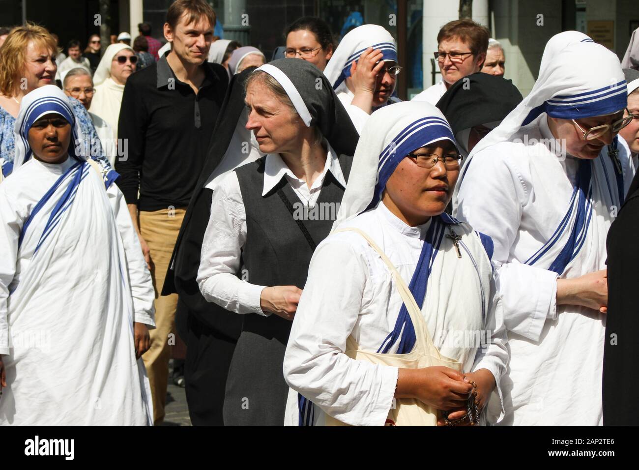 Missionaries of Charity nuns at religious parade in Vilnius, Lithuania Stock Photo