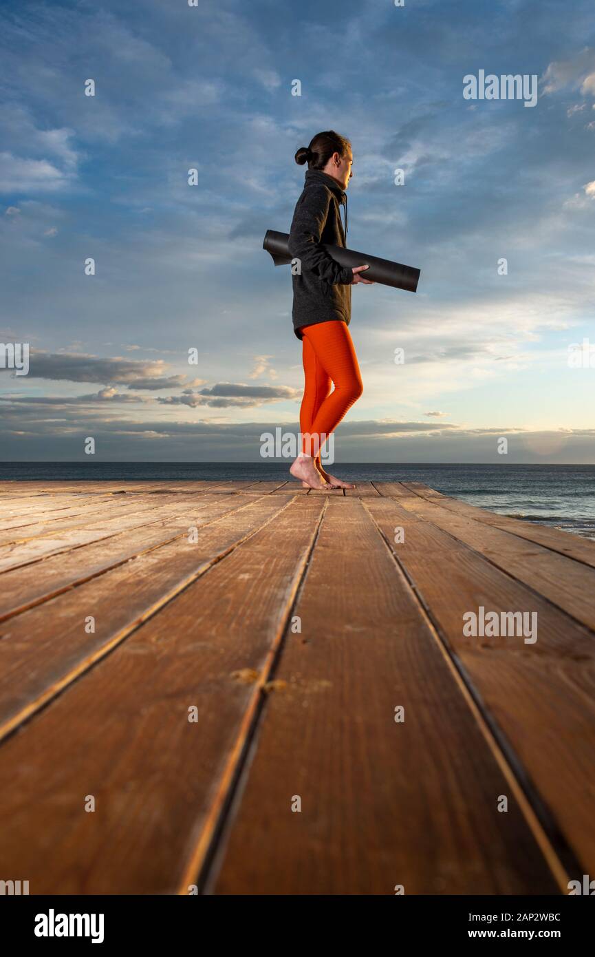 Woman alone watching sunset hi-res stock photography and images - Alamy